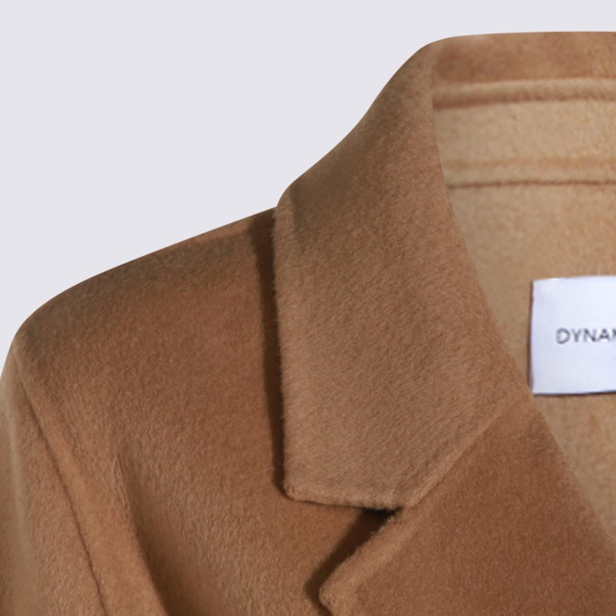 Der beige Wollmantel von Dynamis Studio