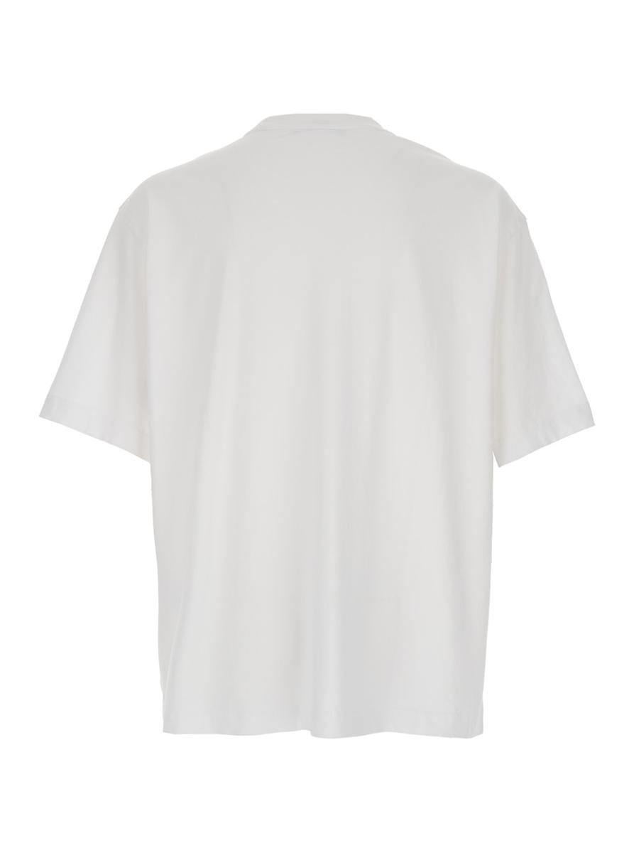 Weißes T-Shirt mit aufgesticktem Logo-Schriftzug auf der Vorderseite aus Baumwolle