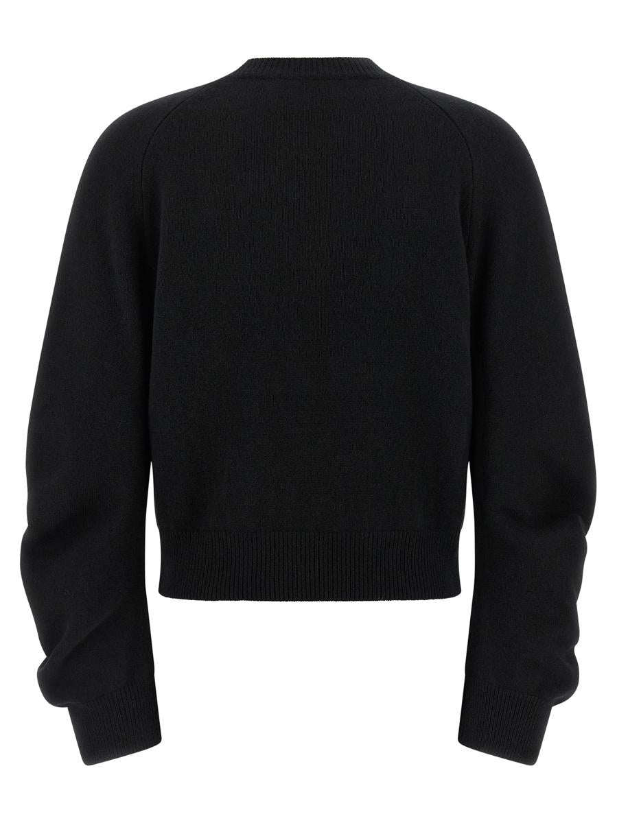 Hautfarbener Pullover mit abgerundeten Ärmeln