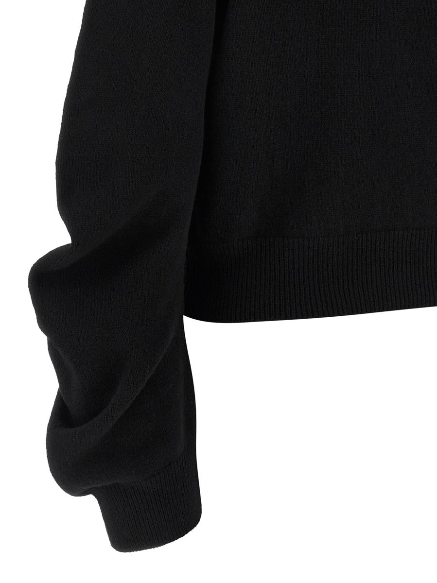Hautfarbener Pullover mit abgerundeten Ärmeln