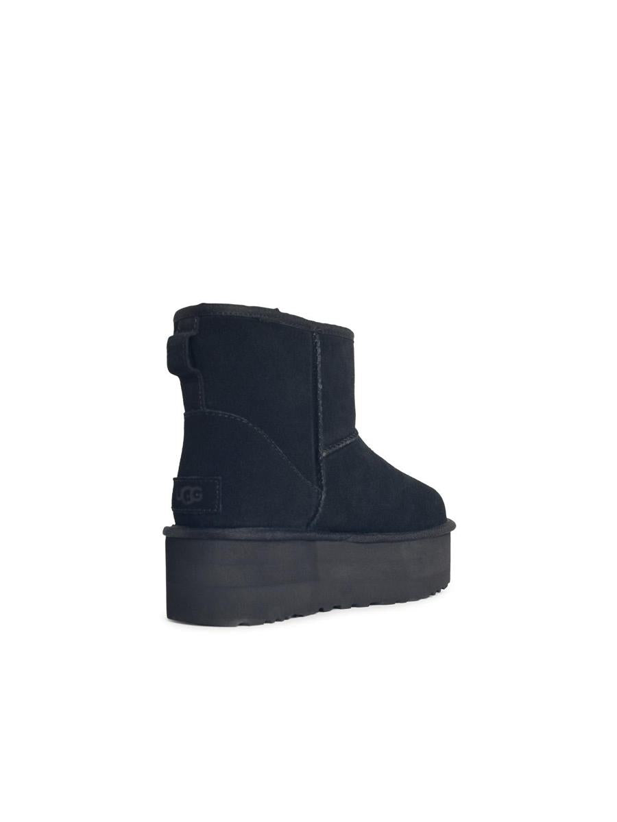 UGG – Klassische Mini-Plateaustiefel aus schwarzem Wildleder