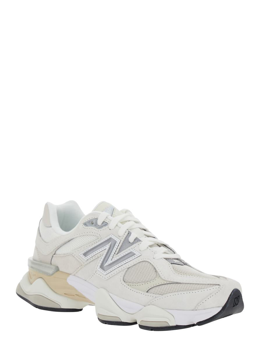 „9060“ Weißer Sneaker mit seitlichem Logo und dicker Sohle aus Wildleder, Unisex