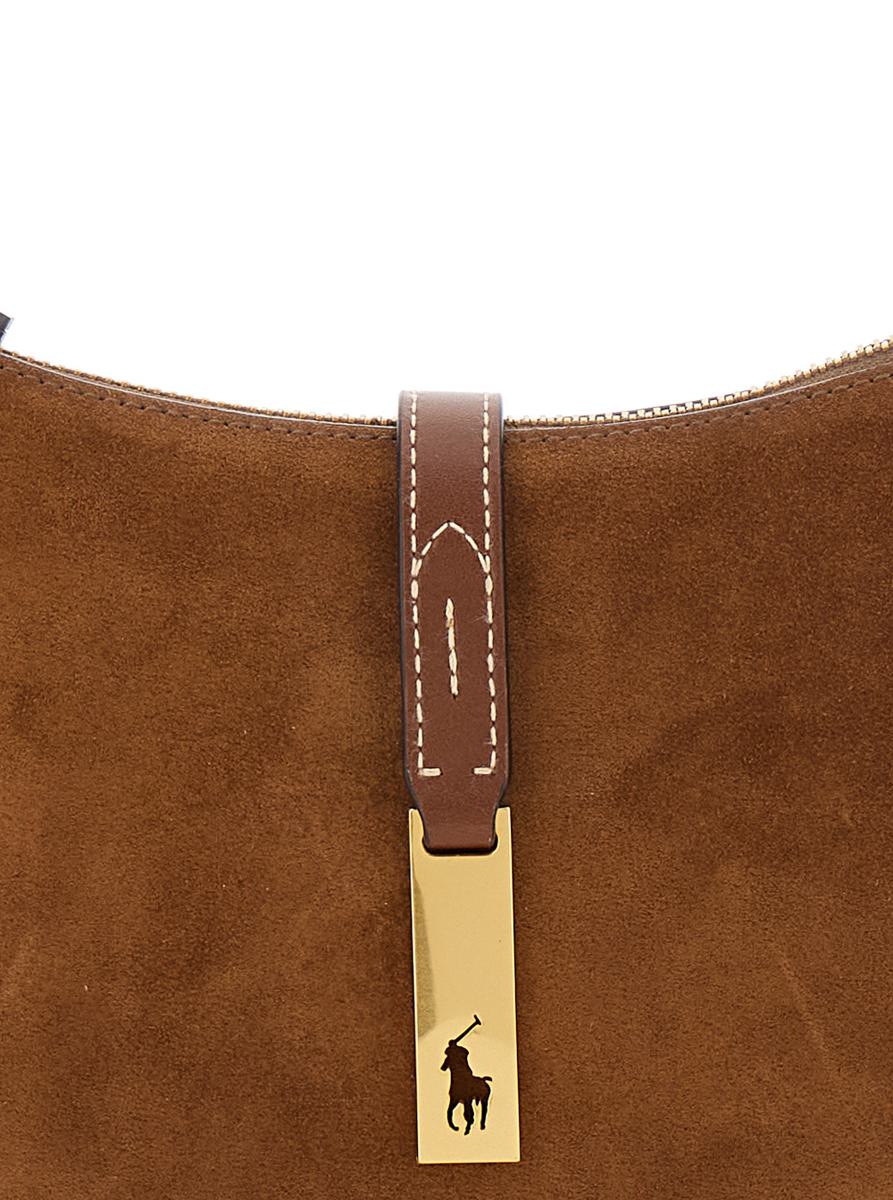 Braune Umhängetasche mit verstellbarem Verschluss und Logo-Plakette auf der Vorderseite aus Wildleder für Damen