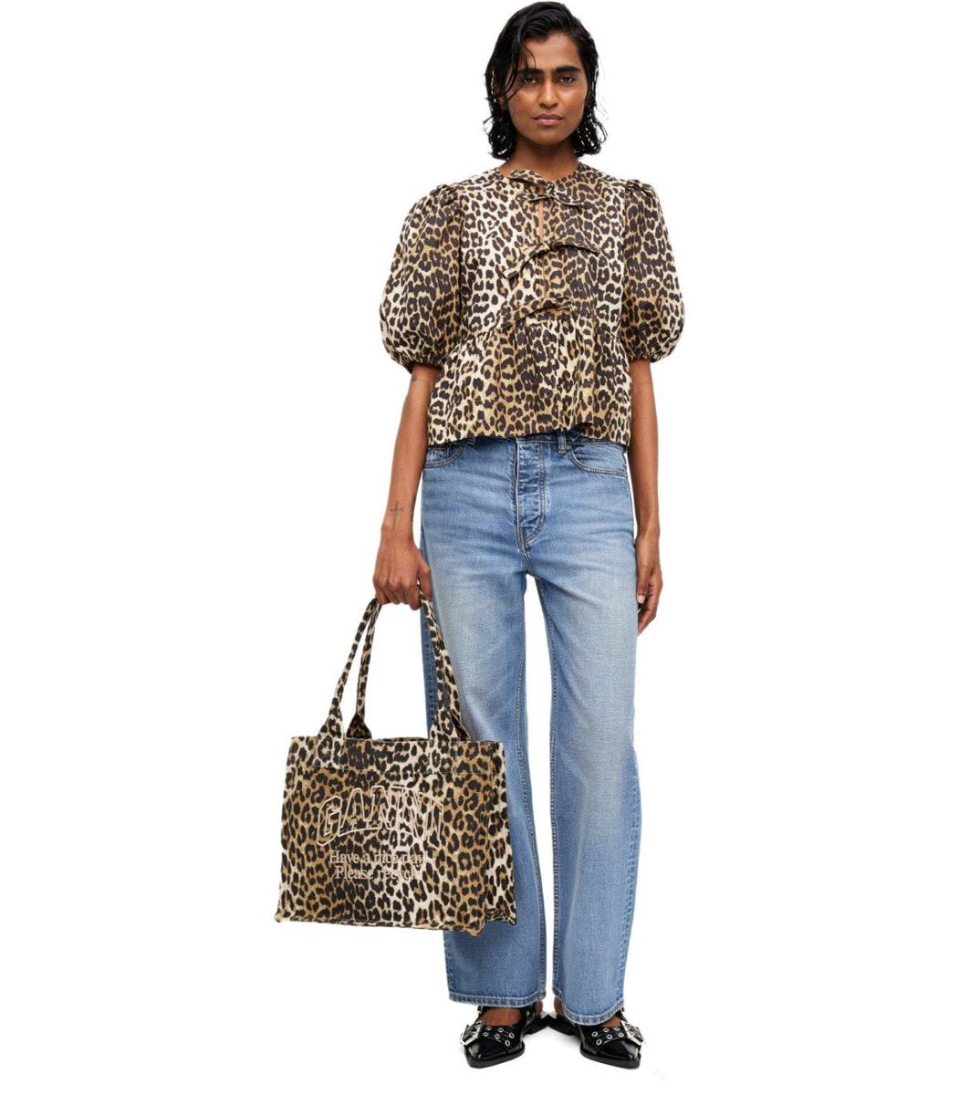 Ganni – Bluse mit Schößchen und Animalprint