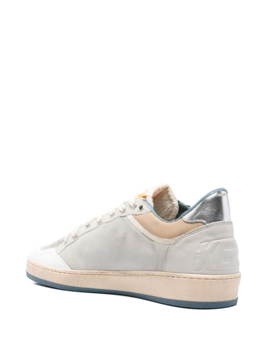 Golden Goose „Ballstar“ Obermaterial aus Nubukleder und Nylon, Zehenpartie aus rissigem Leder, Zunge aus Nylon, sternförmig laminierter Nubuk-Absatz, Sporen aus Leder
