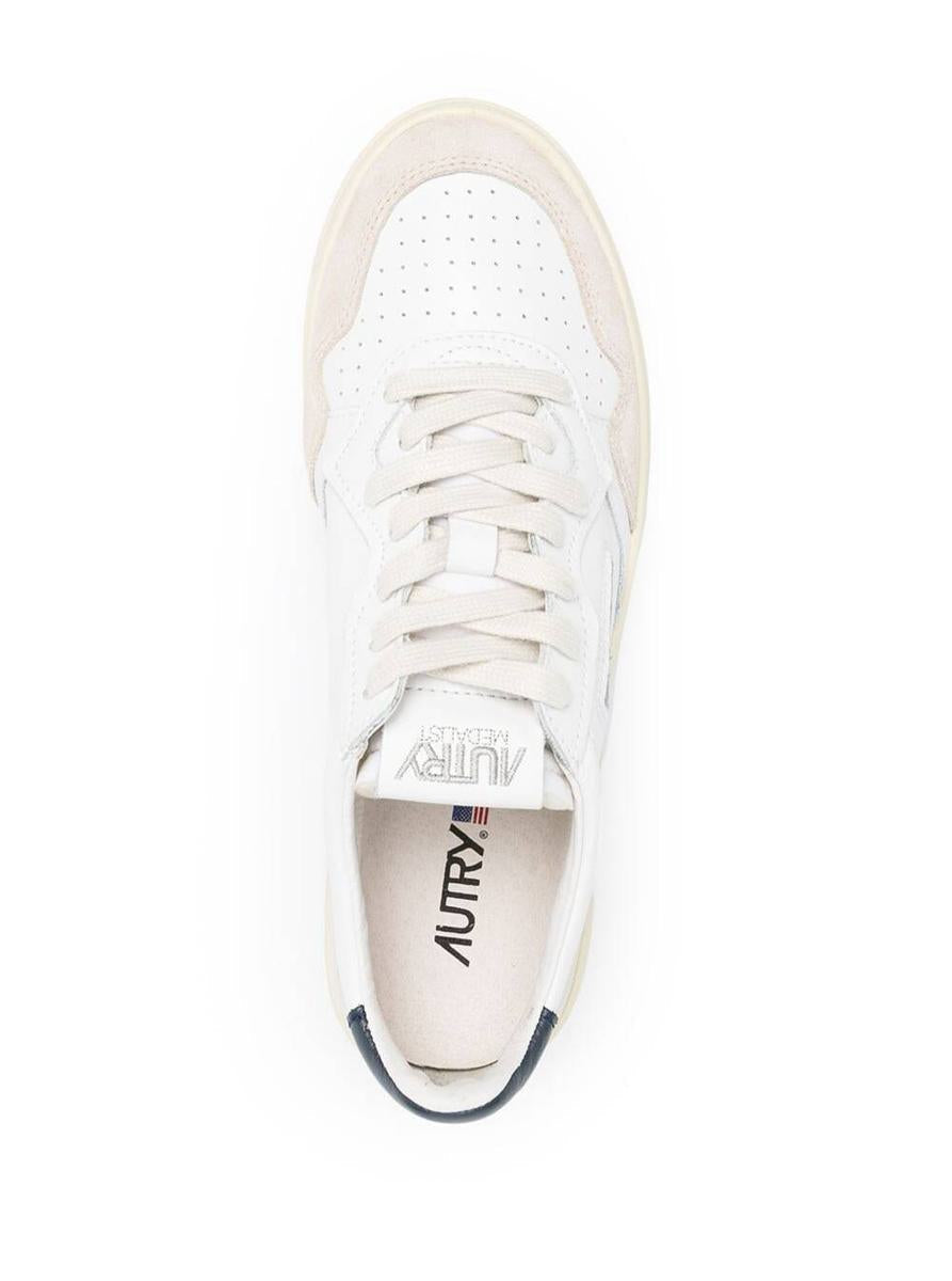 Weiße Low-Top-Sneaker „Medalist“ mit Wildledereinsätzen und kontrastierender Fersenlasche aus Leder für Herren