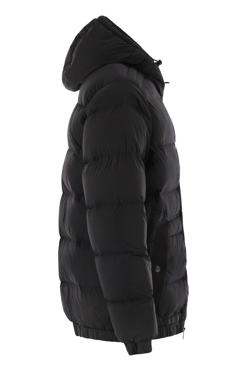 Stone Island Daunenjacke mit Kapuze und nahtlosen, tropffreien Federkanälen
