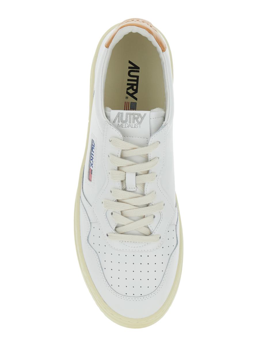Weiße Sneakers „Medalist Low“ mit kontrastierender Fersenlasche aus Leder für Herren