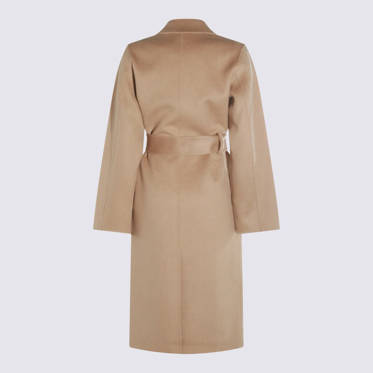 Der beige Wollmantel von Dynamis Studio