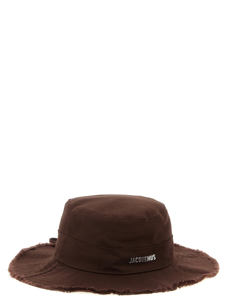 Jacquemus Fischerhut „Le Bob Artichaut“.