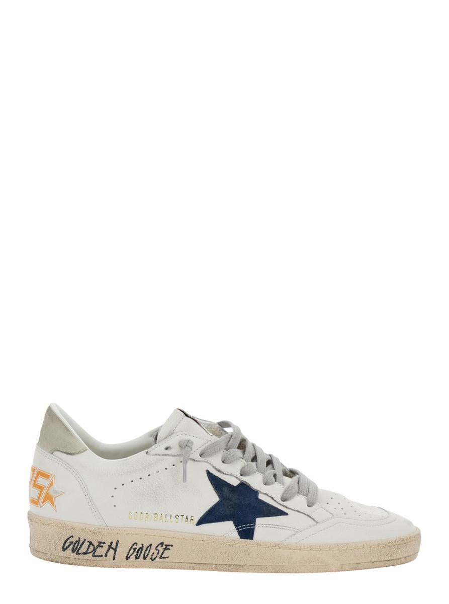 Weiße Low-Top-Sneaker „Ballstar“ mit Stern-Patch an der Seite und Maxi-Schriftzug auf der Rückseite aus Leder.