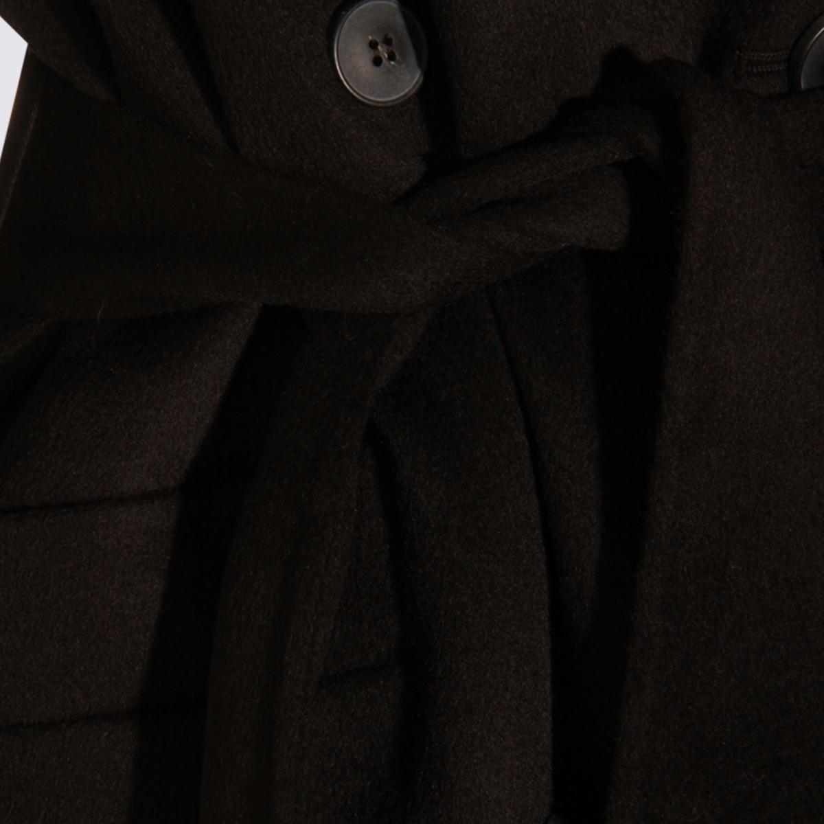 Der schwarze Wollmantel von Dynamis Studio