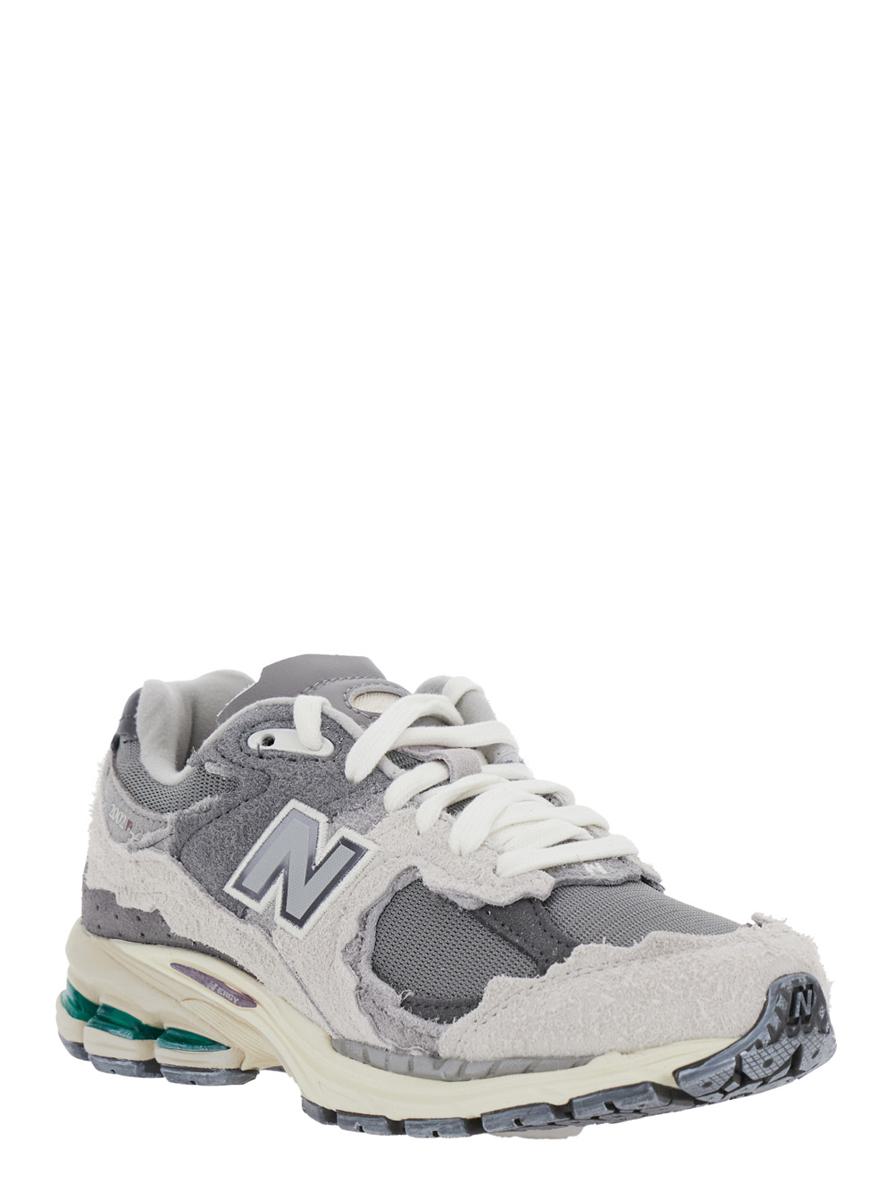 Graue Low-Top-Sneaker „2002R“ mit Logo-Patch aus Wildleder, Unisex