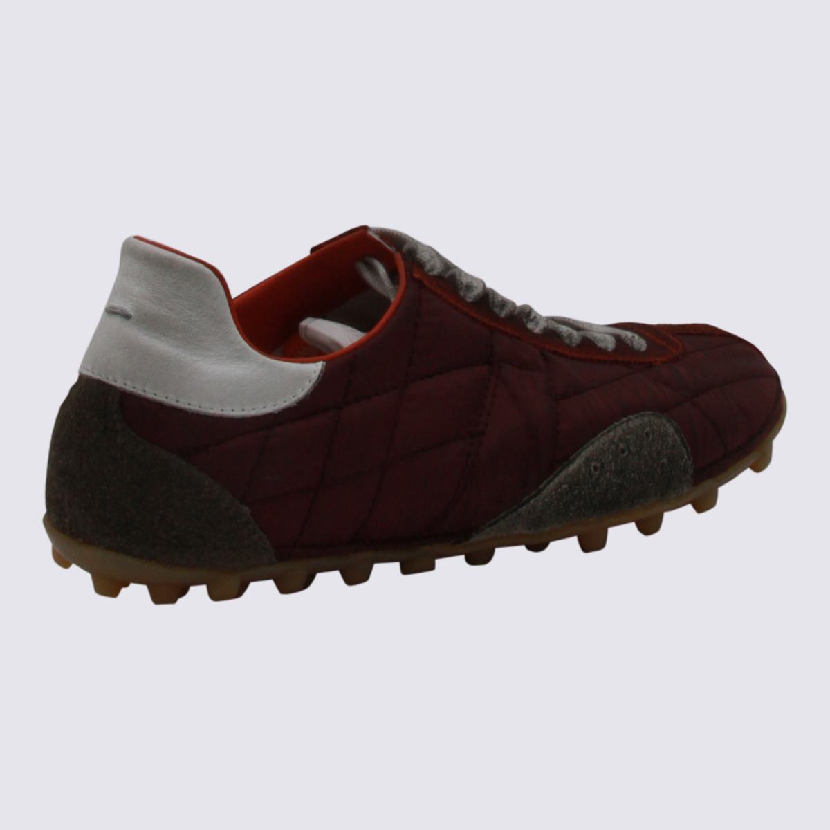Dunkelrote Sneakers von Maison Margiela