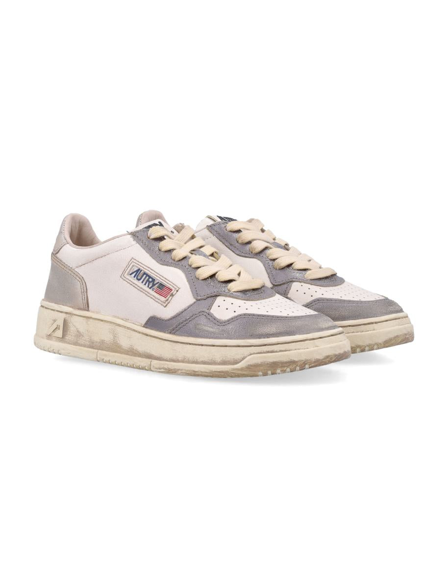 Autry Medalist Low Super Vintage Damen-Sneaker in Weiß, Altsilber und Platin