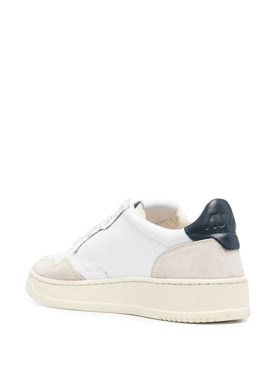 Weiße Low-Top-Sneaker „Medalist“ mit Wildledereinsätzen und kontrastierender Fersenlasche aus Leder für Herren