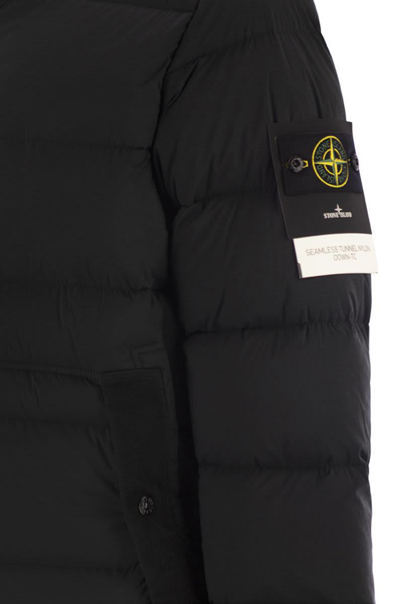Stone Island Daunenjacke mit Kapuze und nahtlosen, tropffreien Federkanälen