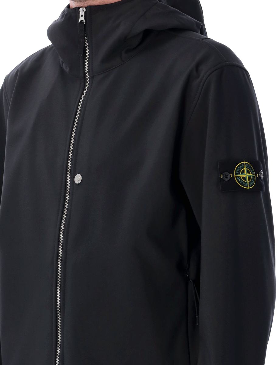 Leichte Kapuzenjacke mit Softshell-R_E.Dye®-Technologie von Stone Island