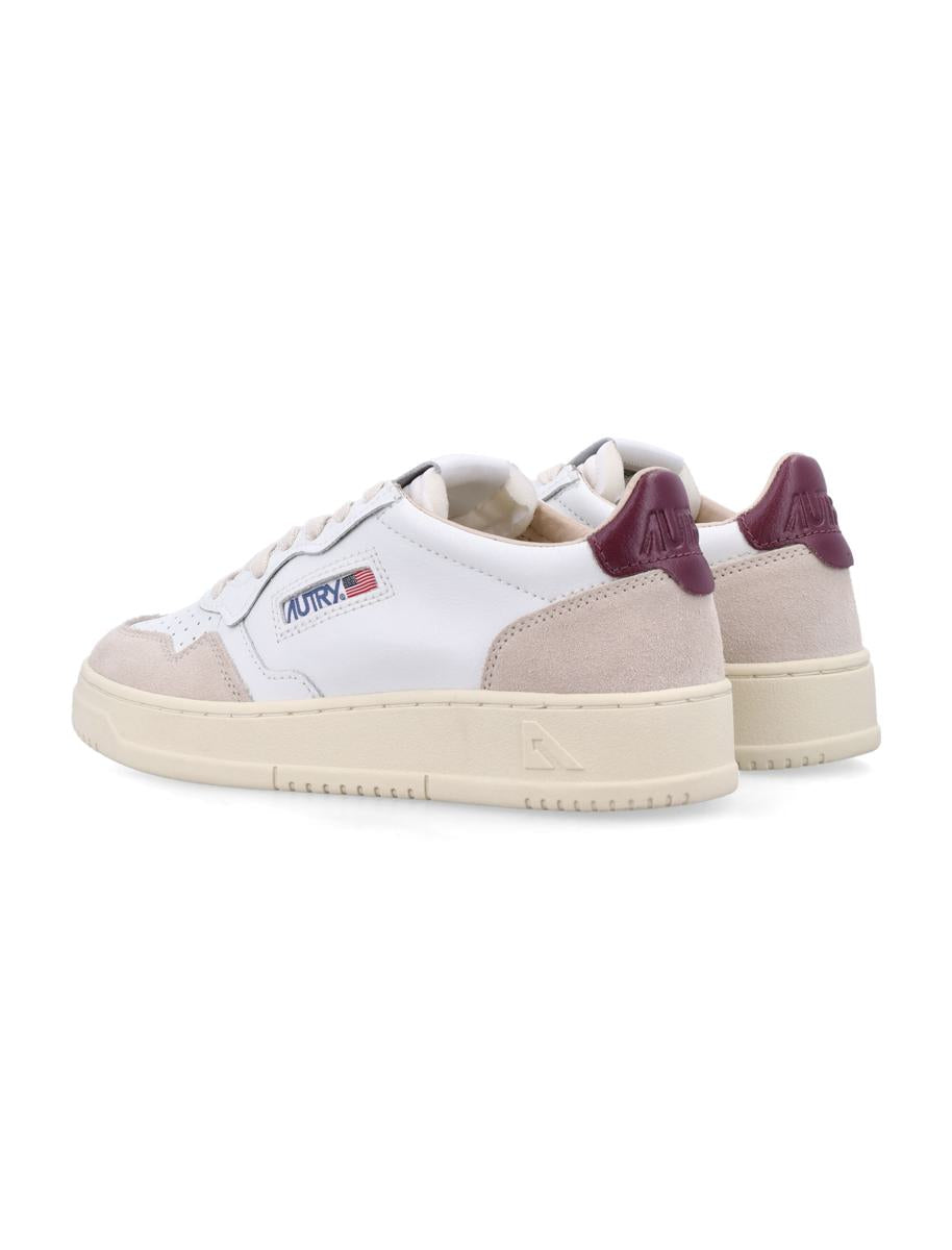 Autry Medalist Low Damen-Sneaker aus weißem und burgunderfarbenem Wildleder und Leder