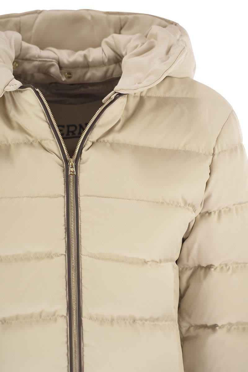 Herno Mittelgroße Daunenjacke mit Kapuze