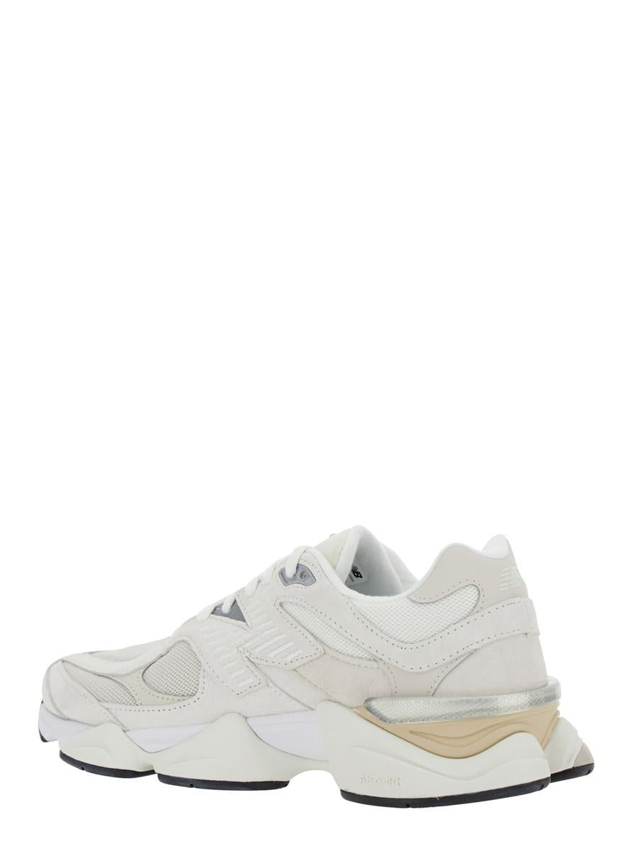 „9060“ Weißer Sneaker mit seitlichem Logo und dicker Sohle aus Wildleder, Unisex
