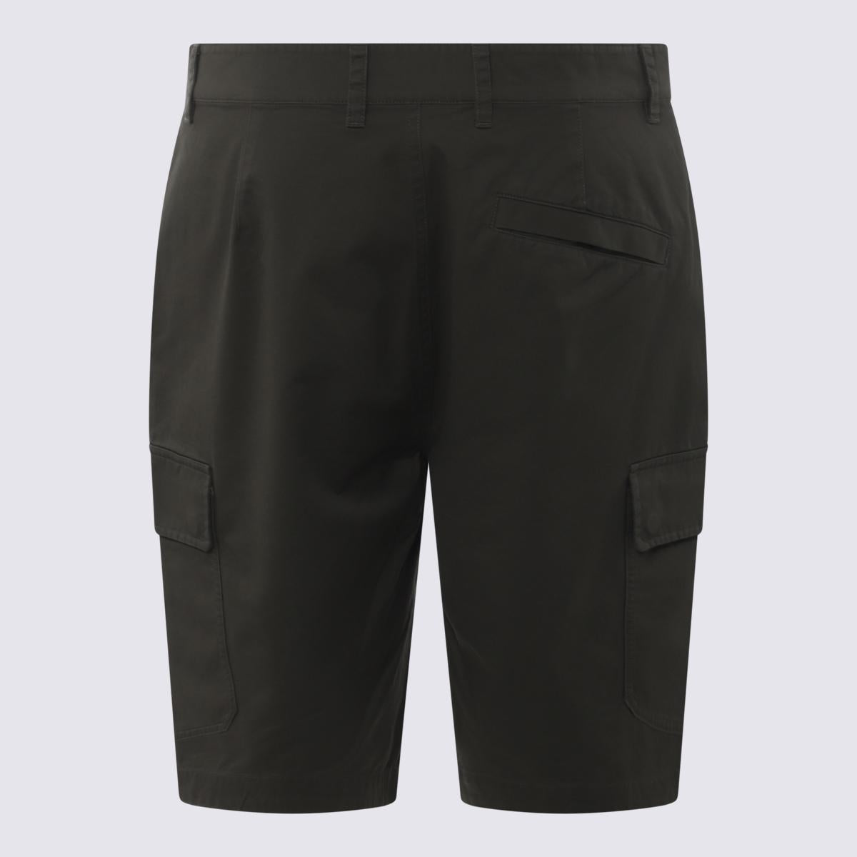 Dunkelgrüne Baumwollshorts hinzufügen