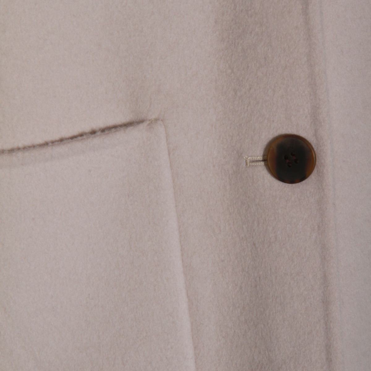 Der beige Wollmantel von Dynamis Studio