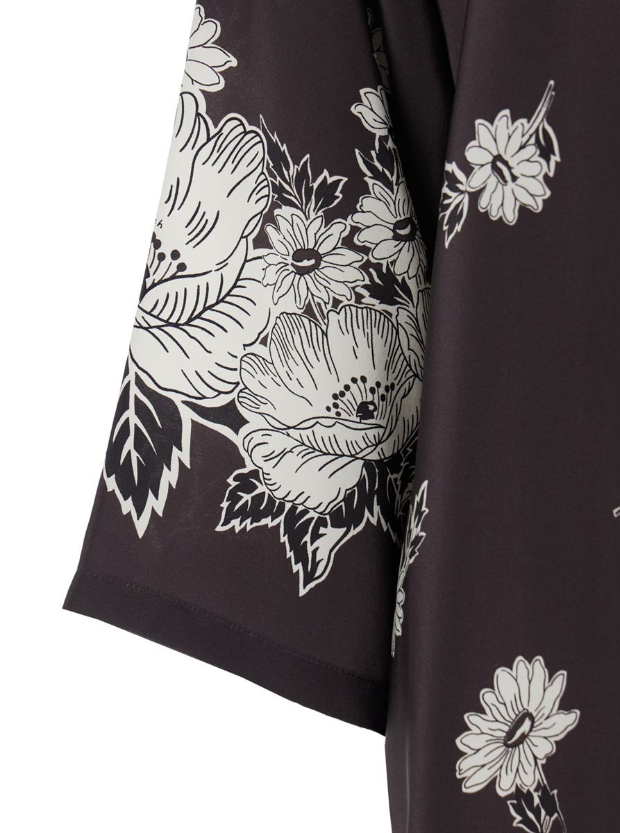 Schwarz-weißes langes Kleid mit V-Ausschnitt und durchgehendem Blumenmuster aus Seide für Damen