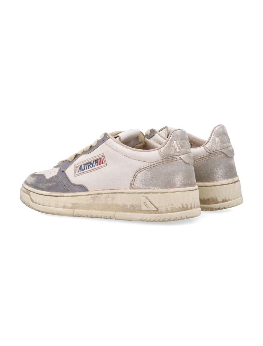 Autry Medalist Low Super Vintage Damen-Sneaker in Weiß, Altsilber und Platin