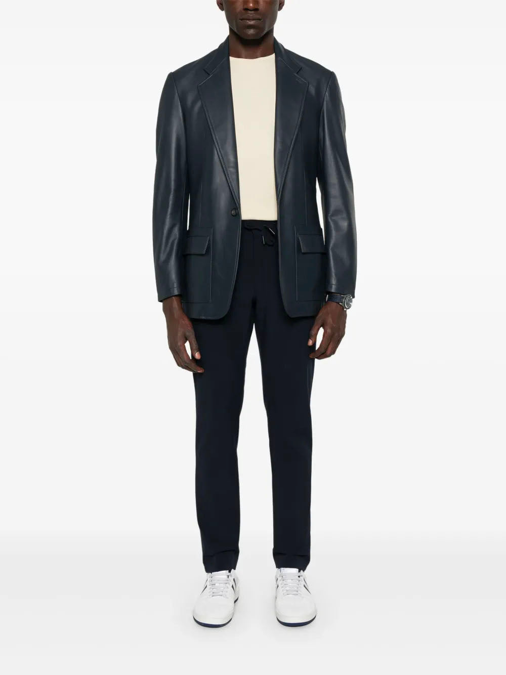 T-Shirt mit Tasche und Mineralfarbstoff