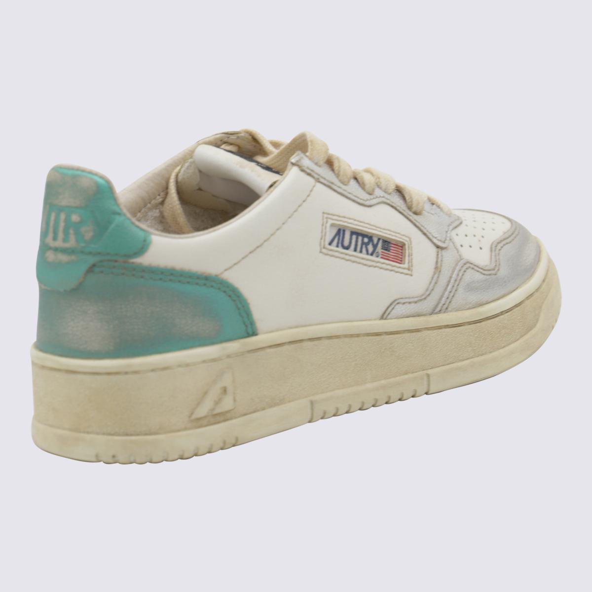 Autry Sneakers aus weißem und hellblauem Metall