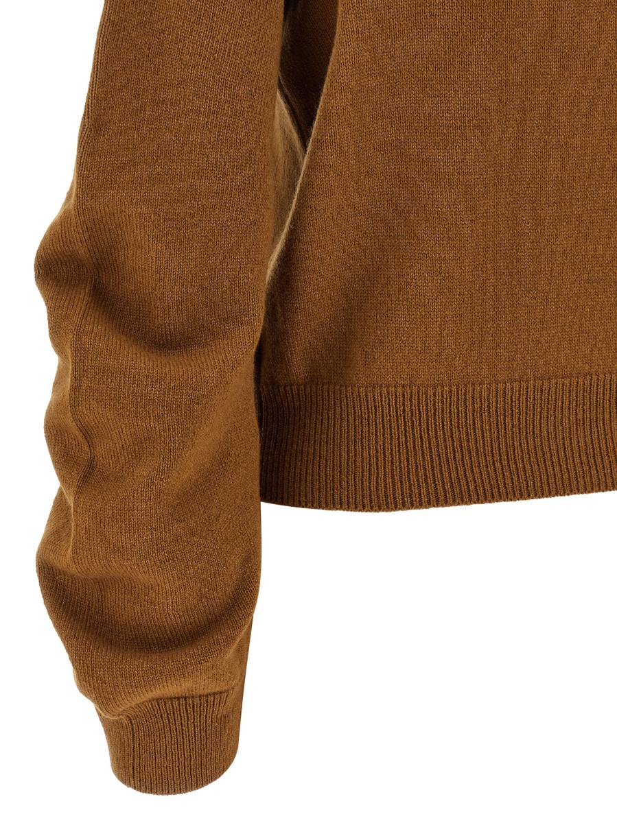 Hautfarbener Pullover mit abgerundeten Ärmeln