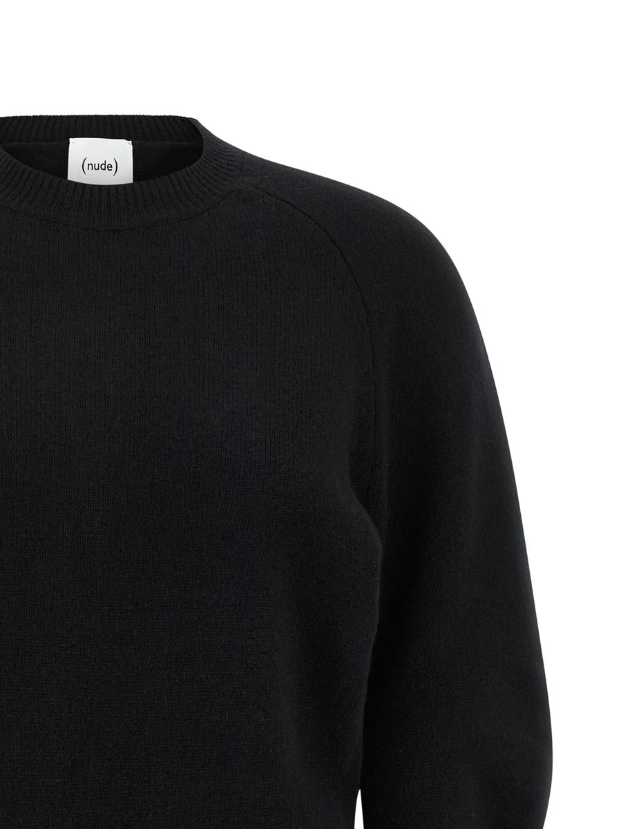 Hautfarbener Pullover mit abgerundeten Ärmeln