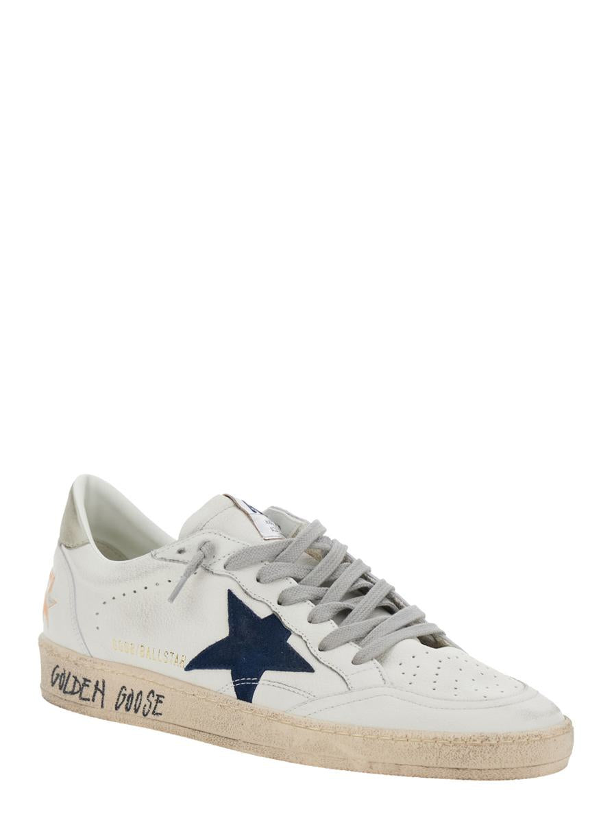 Weiße Low-Top-Sneaker „Ballstar“ mit Stern-Patch an der Seite und Maxi-Schriftzug auf der Rückseite aus Leder.