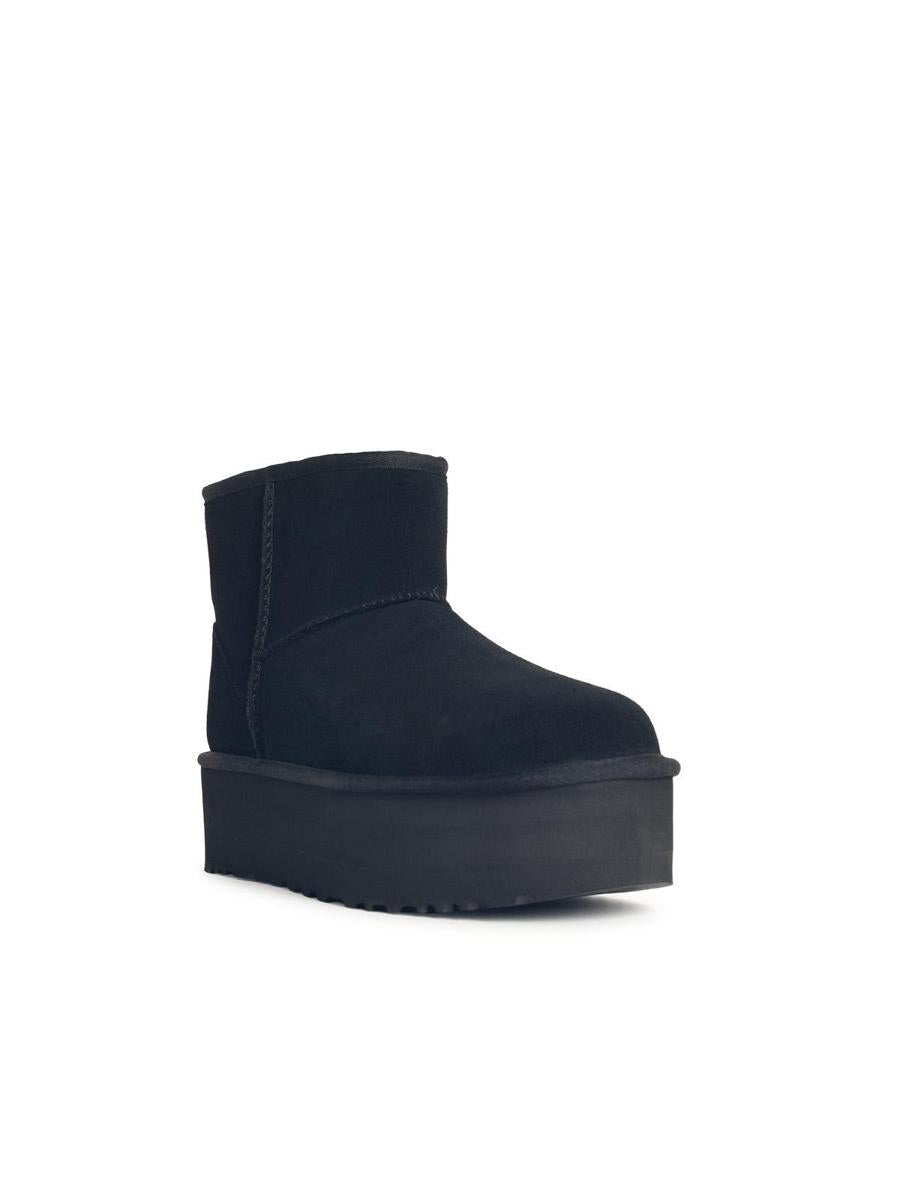 UGG – Klassische Mini-Plateaustiefel aus schwarzem Wildleder