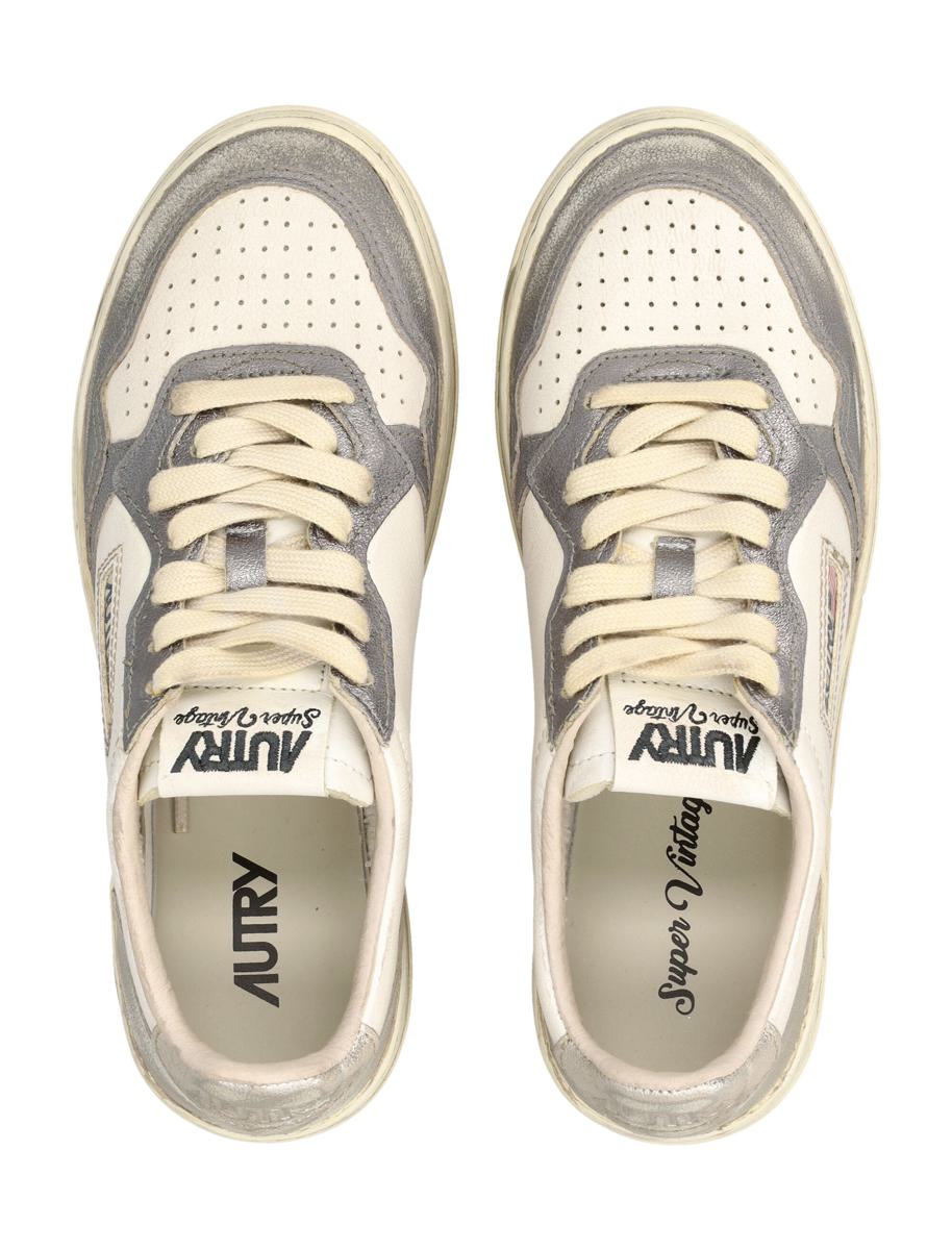 Autry Medalist Low Super Vintage Damen-Sneaker in Weiß, Altsilber und Platin