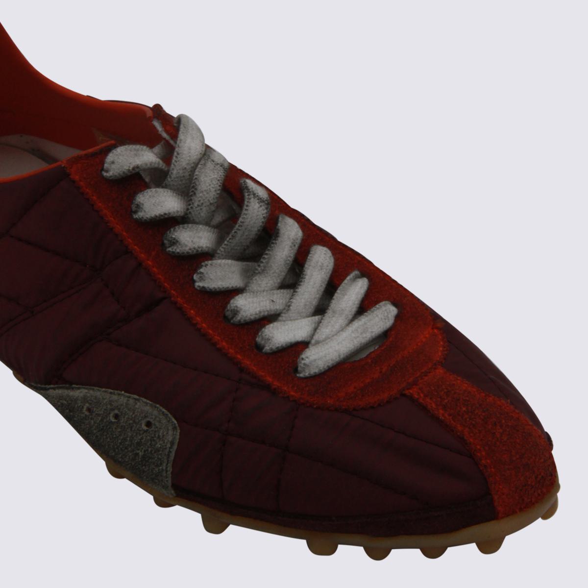 Dunkelrote Sneakers von Maison Margiela