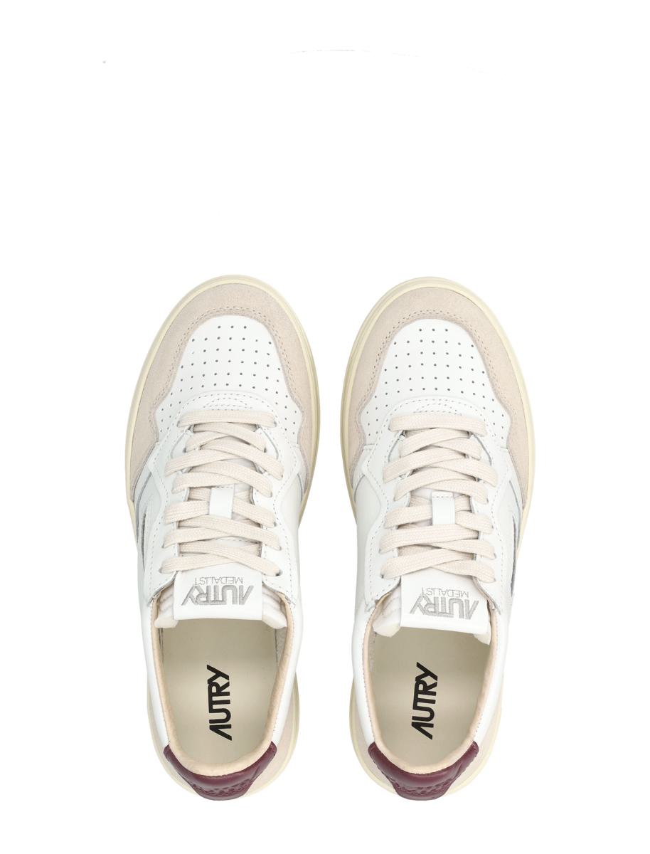 Autry Medalist Low Damen-Sneaker aus weißem und burgunderfarbenem Wildleder und Leder