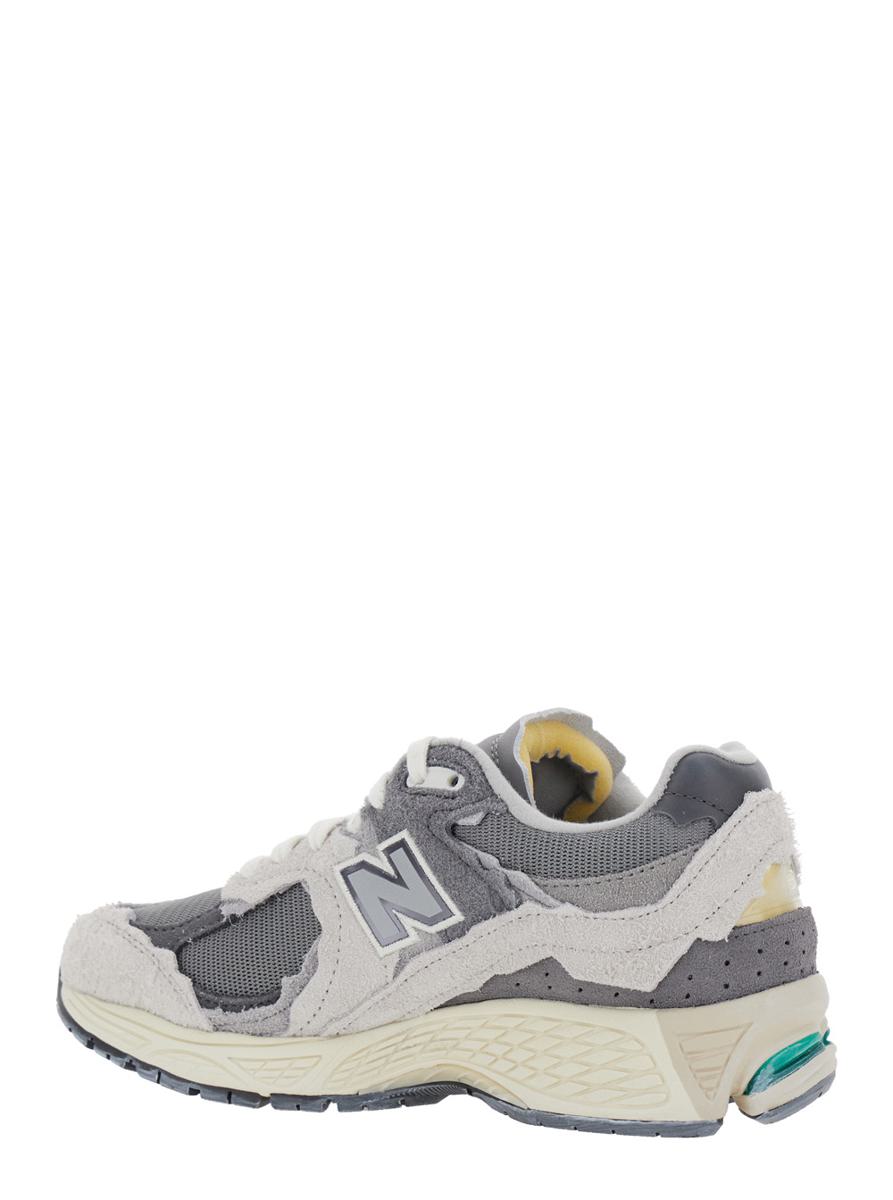 Graue Low-Top-Sneaker „2002R“ mit Logo-Patch aus Wildleder, Unisex
