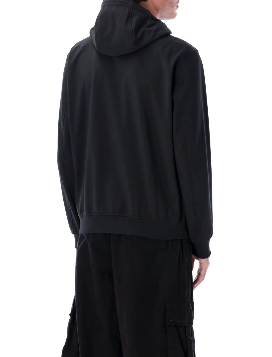 Leichte Kapuzenjacke mit Softshell-R_E.Dye®-Technologie von Stone Island