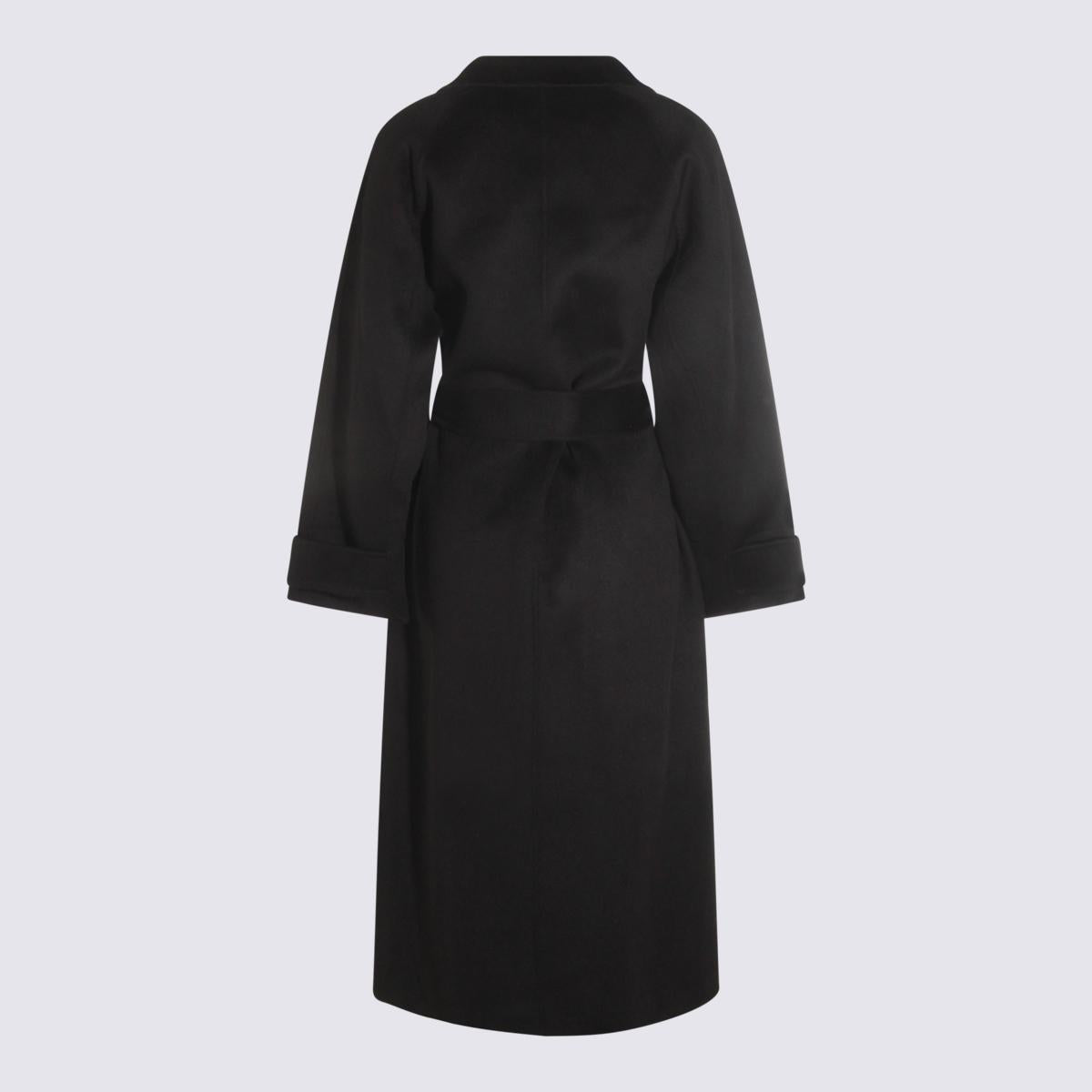 Der schwarze Wollmantel von Dynamis Studio