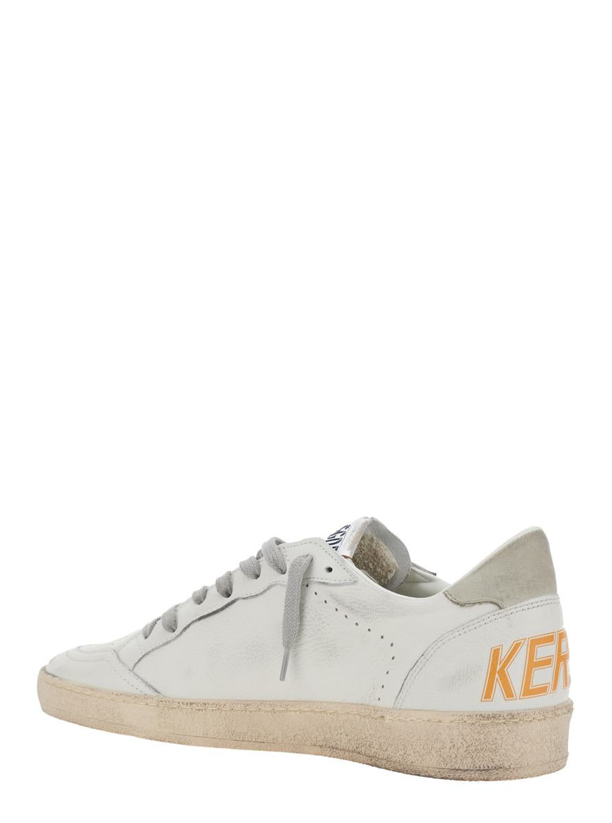 Weiße Low-Top-Sneaker „Ballstar“ mit Stern-Patch an der Seite und Maxi-Schriftzug auf der Rückseite aus Leder.