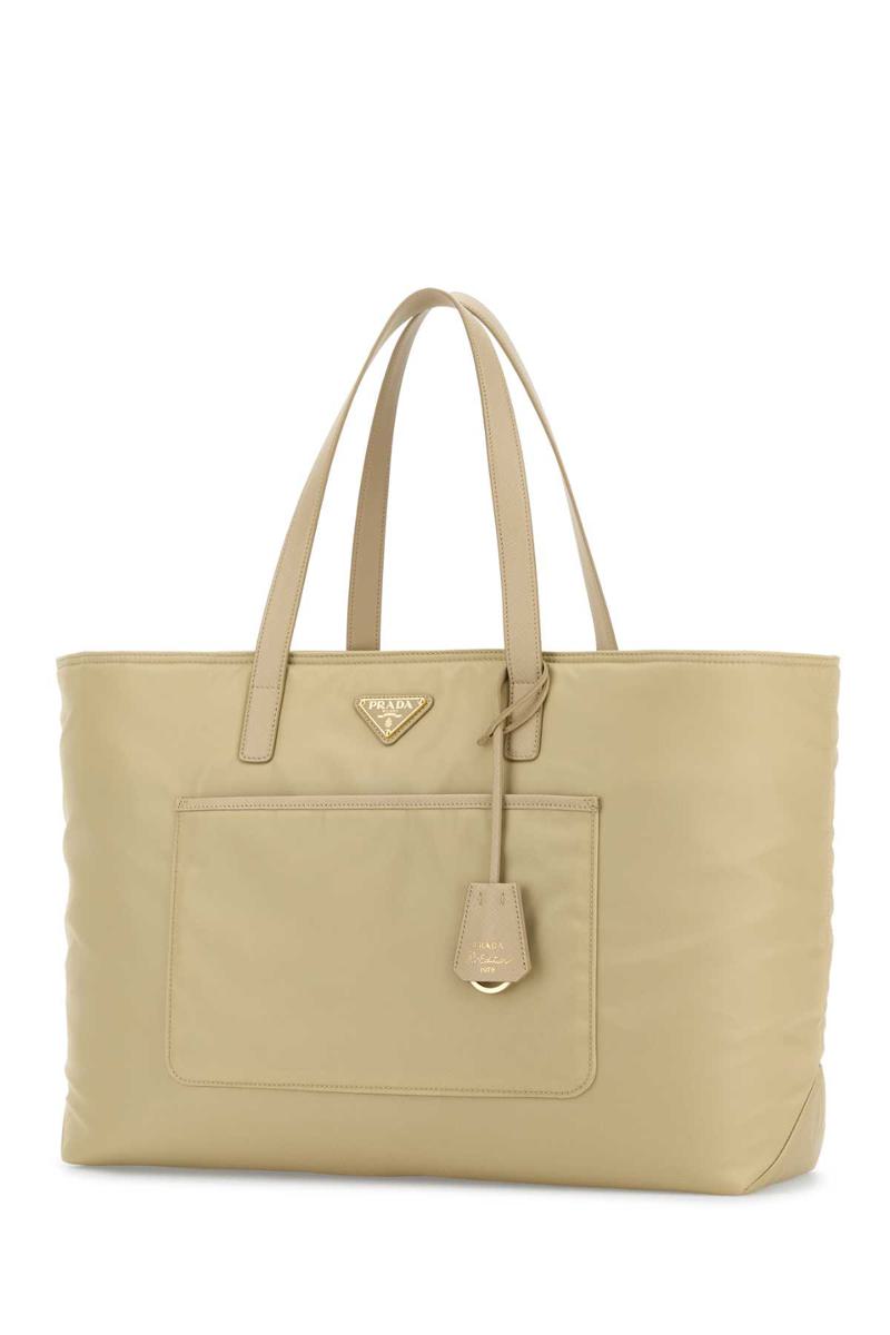 Prada-Handtaschen.