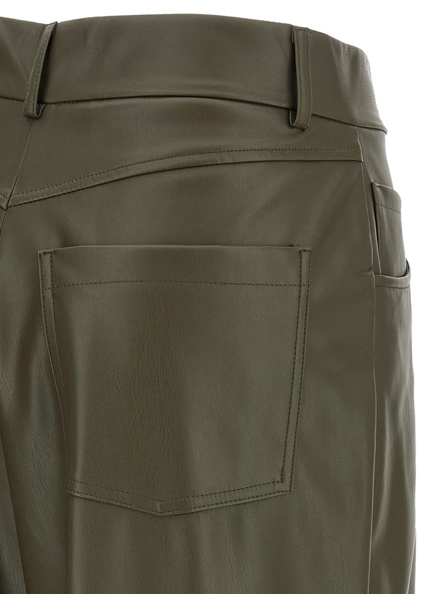 Hautfarbene Bermudashorts in Lederoptik