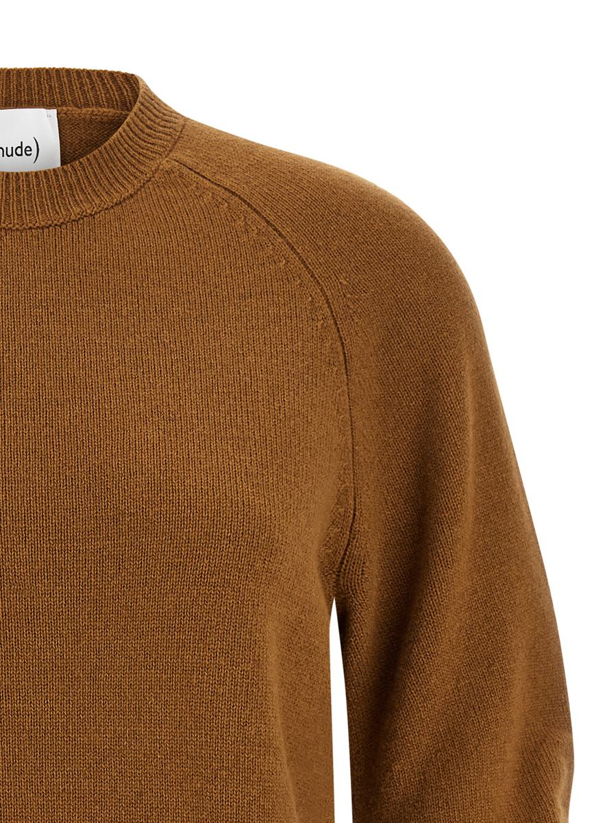 Hautfarbener Pullover mit abgerundeten Ärmeln
