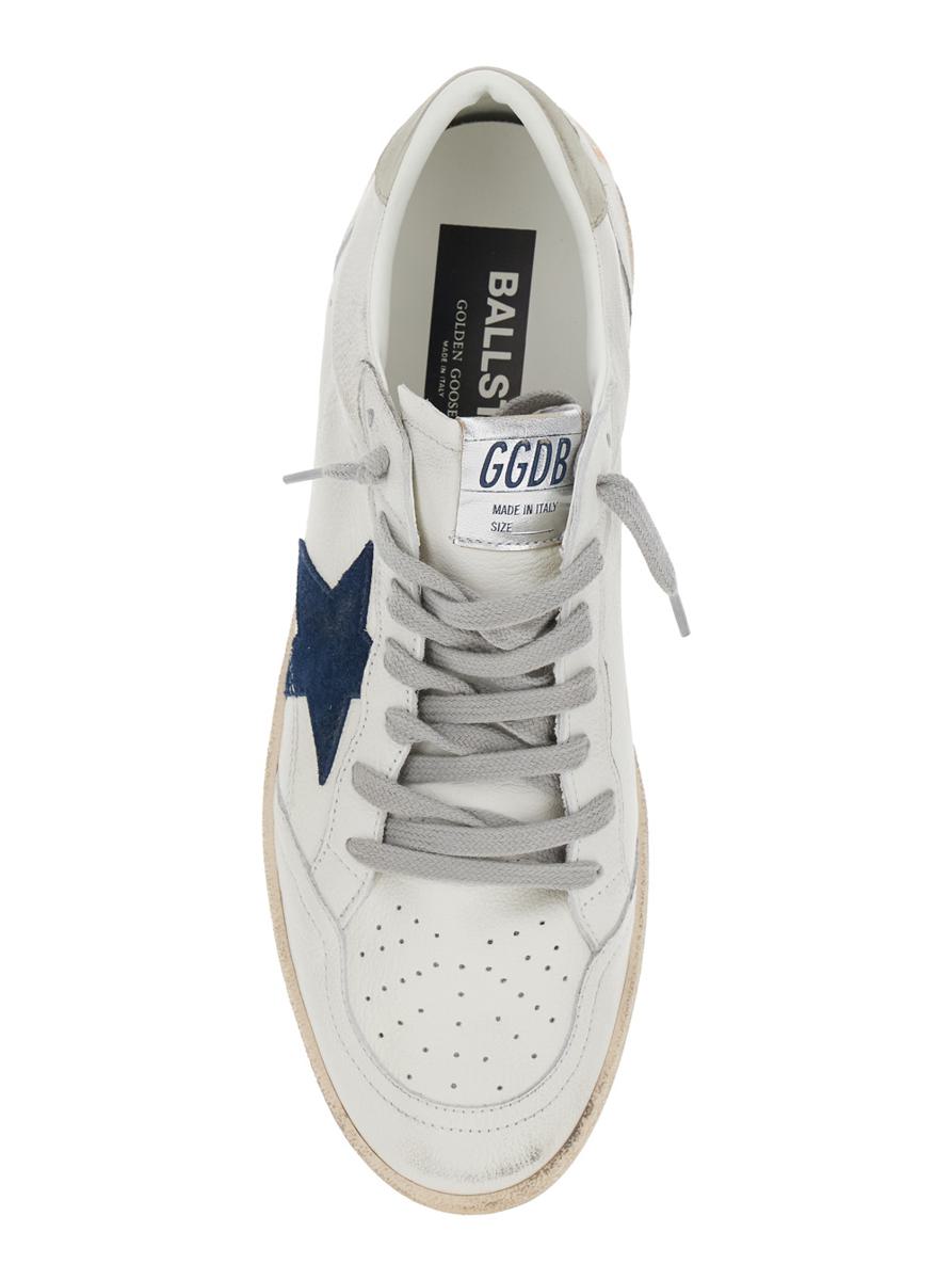 Weiße Low-Top-Sneaker „Ballstar“ mit Stern-Patch an der Seite und Maxi-Schriftzug auf der Rückseite aus Leder.