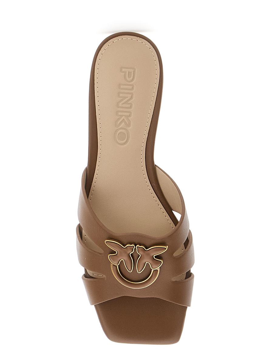 Braune Sandalen „Marli 09“ mit Love Birds-Plakette im Diamantschliff und Cut-Out-Details aus Leder für Damen