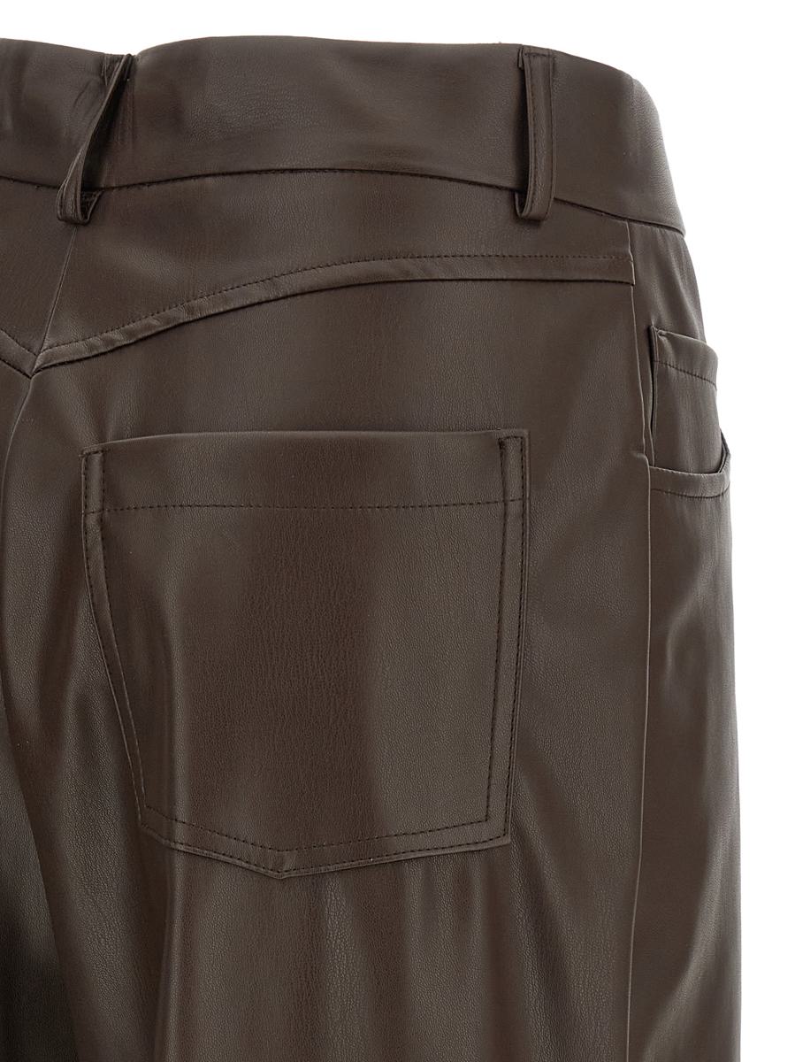Hautfarbene Bermudashorts in Lederoptik