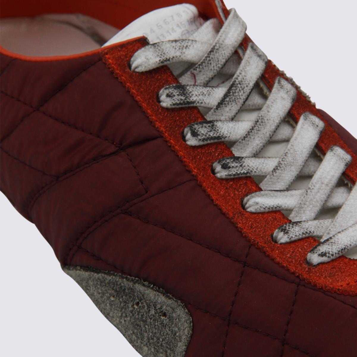 Dunkelrote Sneakers von Maison Margiela