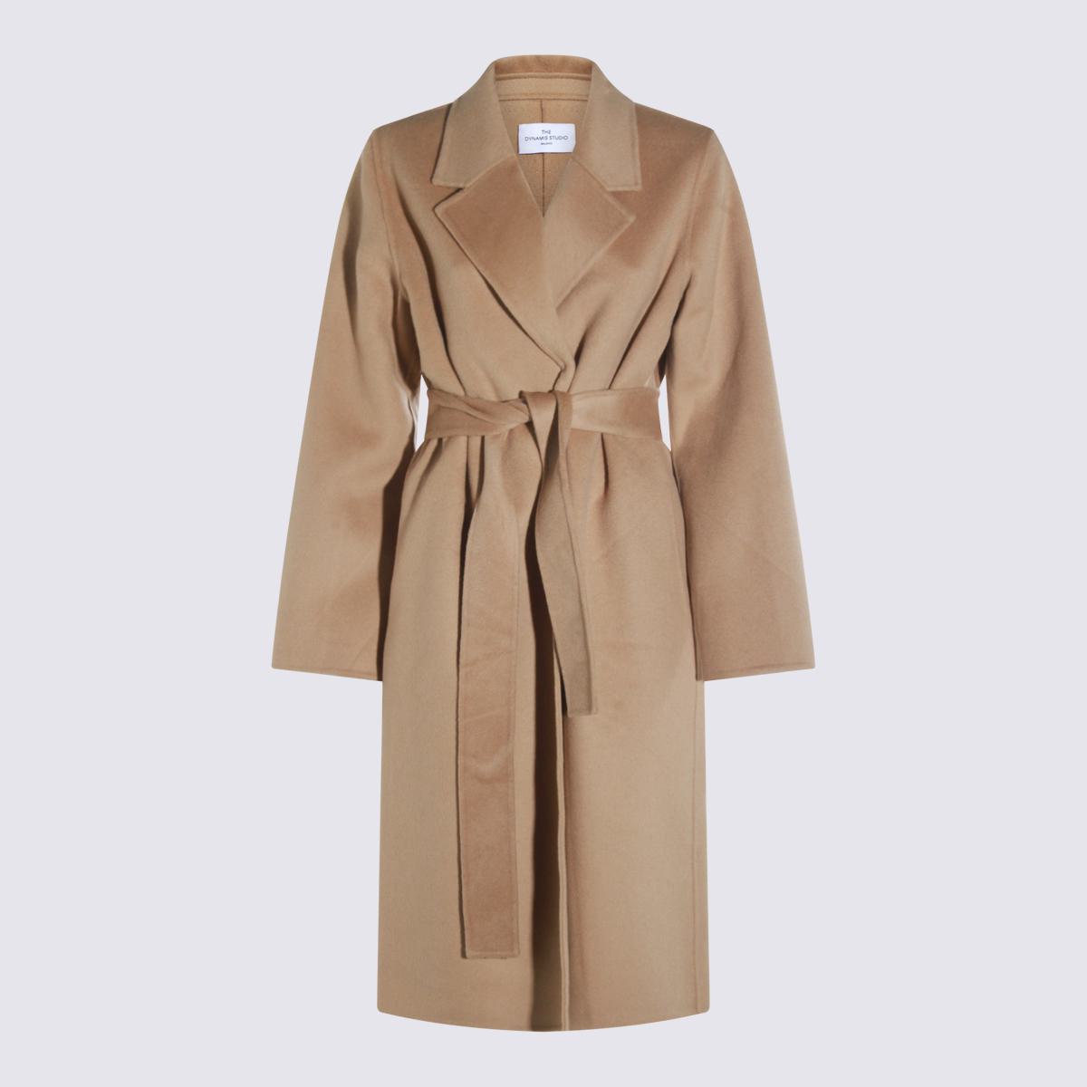 Der beige Wollmantel von Dynamis Studio